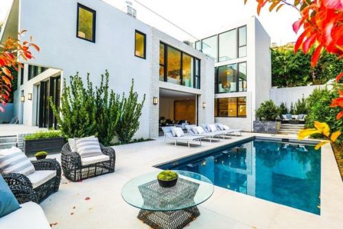 У знаменитых актеров Эмили блант и Джона красински в голливуд хилс есть роскошный особняк, построенный в стиле модернизм. 08