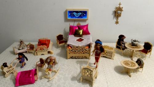 Почти 8 месяцев творческого вдохновения в процессе создания кукольного гарнитура из 20 предметов завершено. 01