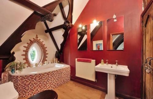 Уютная квартира из старой готической церкви. 04