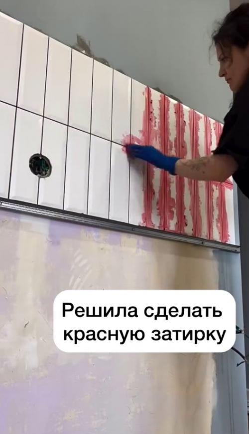 Самое необычное решение для интерьера: сделать затирку на плитке ни белой, ни чёрной, а красной. 01