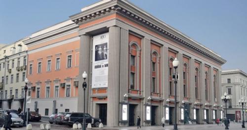 Здание театра имени Евгения вахтангова называют античным храмом искусства.
