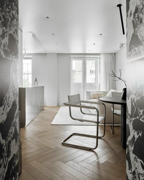 Эта квартира в московском старом фонде - глубоко личный проект дизайнера Евгения малышкина, который он создавал для себя и своей супруги. 01