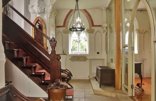 Уютная квартира из старой готической церкви. 06