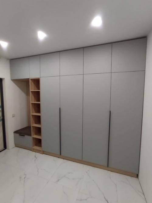 Шкафы с распашными фасадами, геометрически точные, идеальные по функционалу, безупречно стильные, - для вас. 04