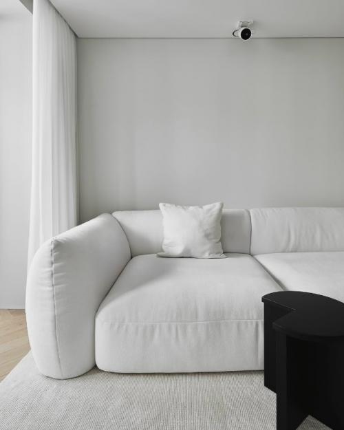 Эта квартира в московском старом фонде - глубоко личный проект дизайнера Евгения малышкина, который он создавал для себя и своей супруги. 04