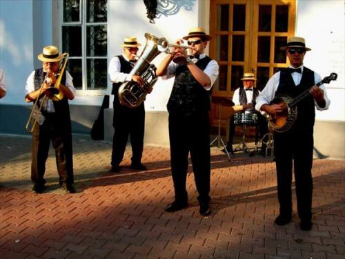 Лучшие клубы и рестораны Москвы, где играют джаз. 01