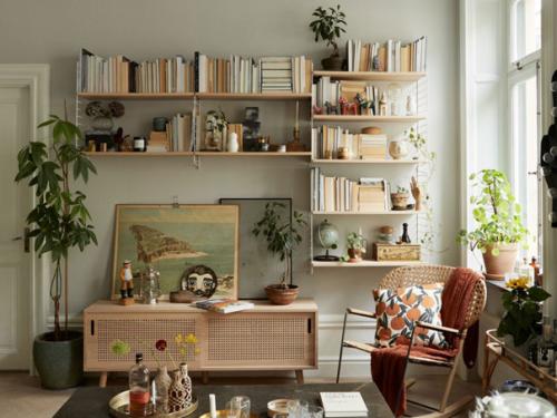 Очаровательный творческий беспорядок и разнообразие деталей в интерьере квартиры в Швеции. 06