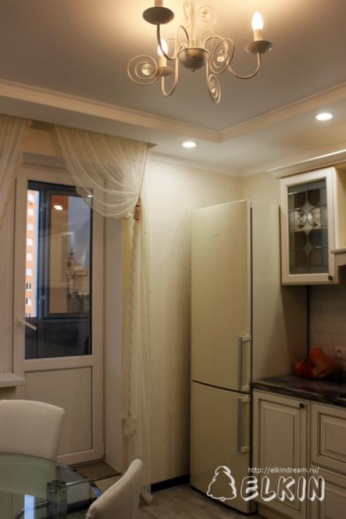 И снова кухня, на этот раз с выходом на балкон, потому убранство окна минималистичное, функциональное, но очень нежное! 01