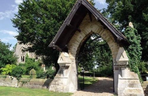 Уютная квартира из старой готической церкви. 01