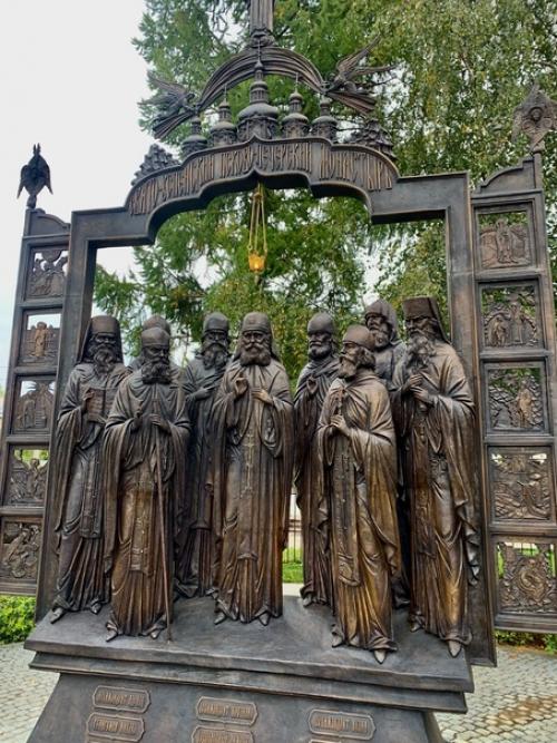 Псково - печерский монастырь основан в 1473 году и ни разу не закрывался. 02