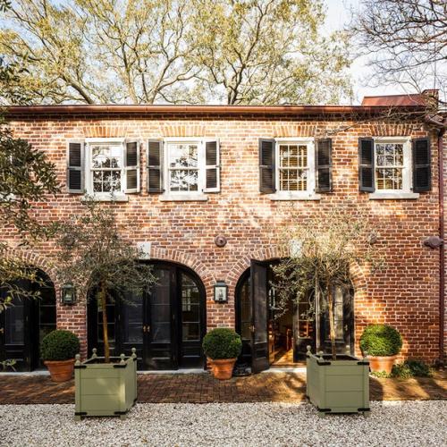 Альбом номер 3. интерьер в тёплых тонах и чудесный сад: превращение каретного двора XIX века в уютный дом в чарльстоне. 04