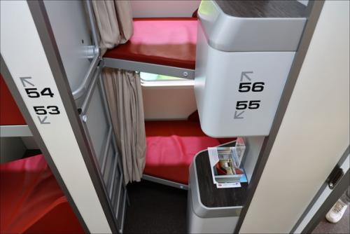 Обсудим Елочку?   Это концепт капсульного вагона с диагональным расположением мест. 04