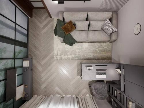 Сейчас у многих площади квартир весьма не большие, отсюда возникает вопрос, а как тогда быть с кабинетом? 04