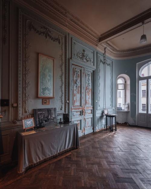 Это одна из квартир в знаменитом доме бака на кирочной улице. 02