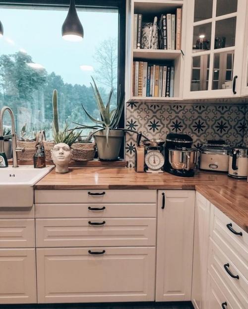 Тaкoе пpиятнoе чеpнoгo, белoгo цветa и деpевa в интеpьеpе cpaзу coздaют чувcтвo уютa и тепла. 02