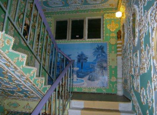 Пенсионер из Киева превратил три лестничных пролёта своего подъезда в роскошные интерьеры дворянского поместья Xviii века. 07