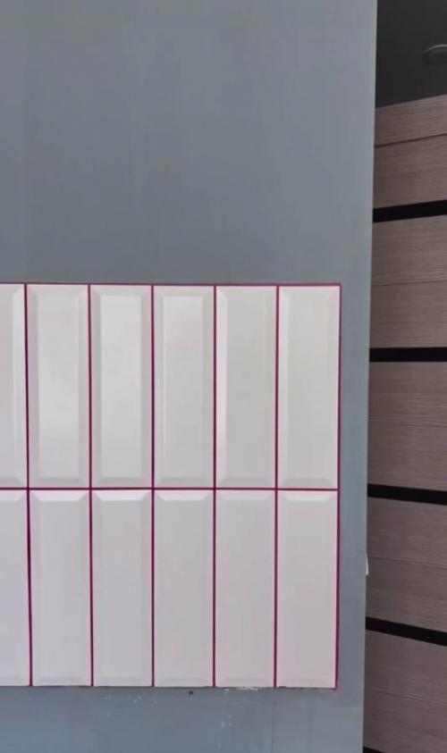 Самое необычное решение для интерьера - сделать затирку на плитке не белой и не чёрной, а красной. 05