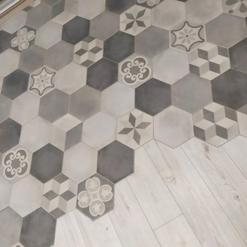 Жена настояла и в кухне совместили на полу ламинат и плитку. 03