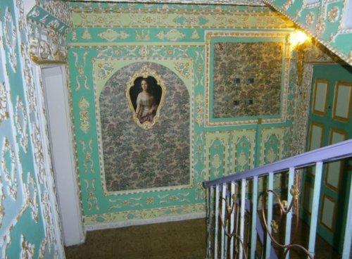 Пенсионер из Киева превратил три лестничных пролёта своего подъезда в роскошные интерьеры дворянского поместья Xviii века. 04