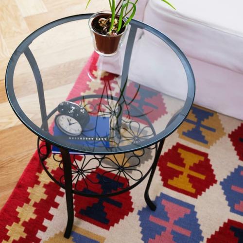 Небольшая гостиная может стать тесной, а может быть вполне просторной. 01