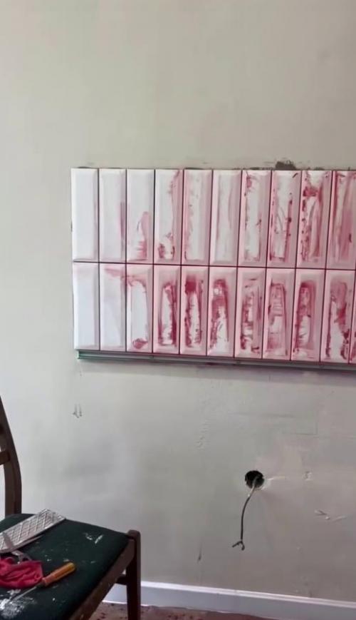 Самое необычное решение для интерьера - сделать затирку на плитке не белой и не чёрной, а красной. 02