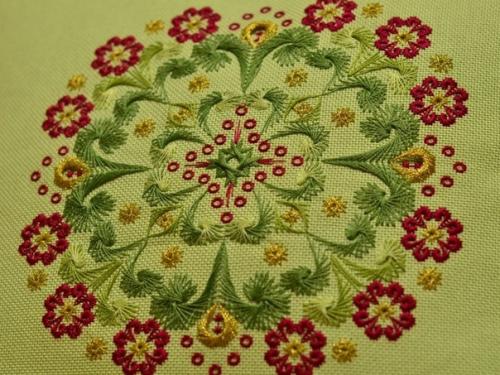 Схема для вышивки Ноябрь оформленная в подушку поможет украсить собой интерьер вашей гостиной, спальни или детской комнаты. 01