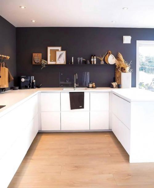 Черно-белая квартира для любителей строгих классических сочетаний. 01