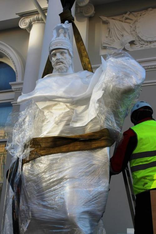 На павильон Аничкова дворца на невском проспекте возвращаются скульптуры воинов. 03