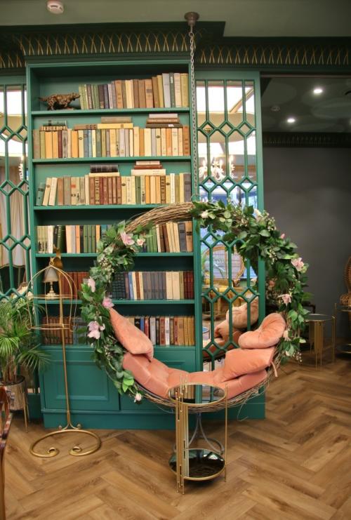 Зелёная гостиная - уютное кафе, которое занимает один из залов кондитерской Анны Красовской. 02