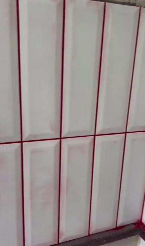 Самое необычное решение для интерьера - сделать затирку на плитке не белой и не чёрной, а красной. 03