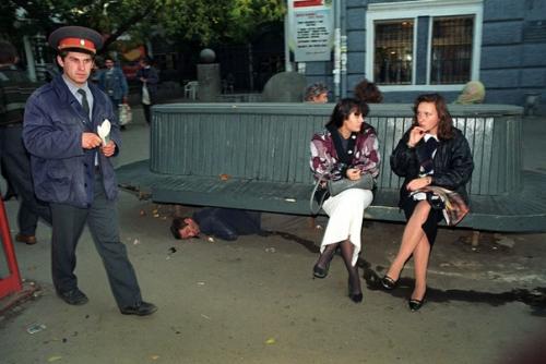 В 1991 году распался Ссср, и начало девяностых годов стало переходным периодом от советской системы к нормальным экономическим отношениям. 09