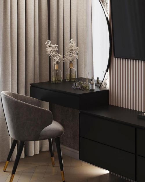 Дизайн спальни. Интерьер в современной классике с контурной подсветкой потолка, большой люстрой в качестве основного освещения. 02