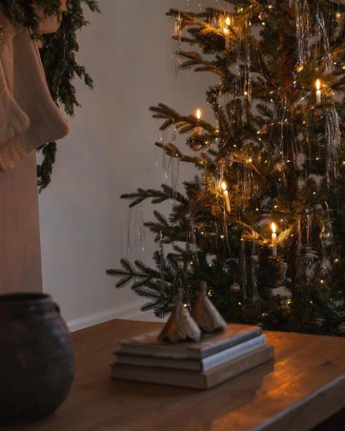 Очень уютный рождественский интерьер в коричневых тонах. 03