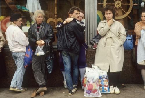 В 1991 году распался Ссср, и начало девяностых годов стало переходным периодом от советской системы к нормальным экономическим отношениям.