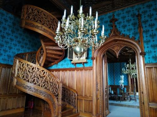 Самые впечатляющие скульптуры: винтовая лестница из цельного ствола дерева. 01