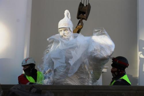 На павильон Аничкова дворца на невском проспекте возвращаются скульптуры воинов. 05