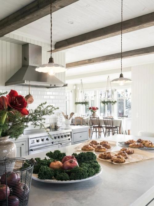 Рождественский интерьер в уютном шведском сельском доме. 01