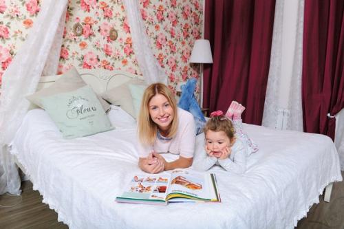 Ведущая шоу голос. 01