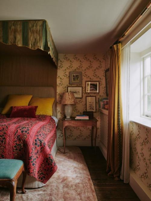 Британский дизайнер и антиквар Макс роллит наполнил интерьер дома в хэмпшире небольшого фермерского дома старинными вещами и предметами искусства. 07