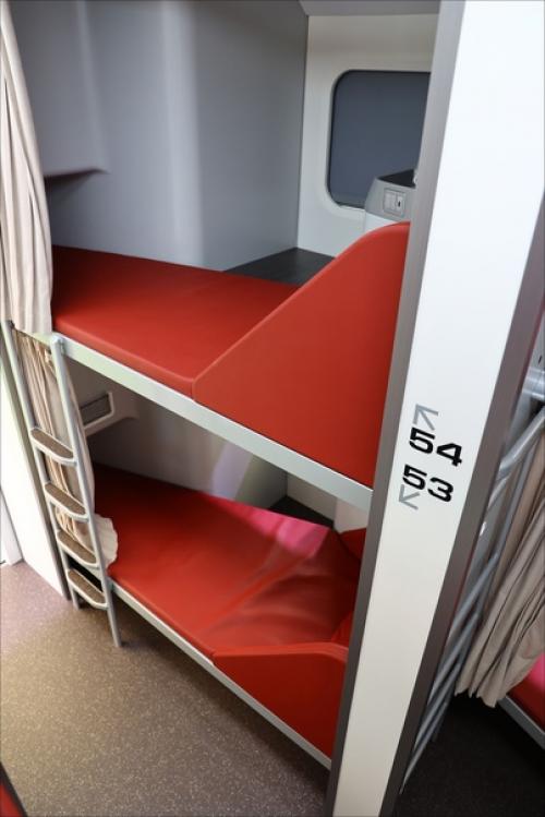 Обсудим Елочку?   Это концепт капсульного вагона с диагональным расположением мест. 05