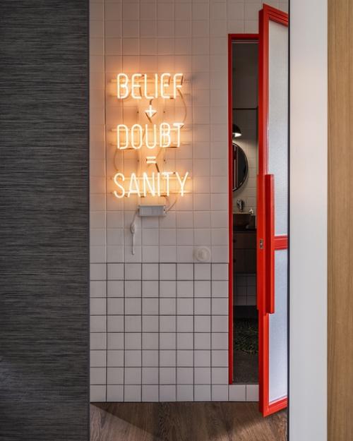 Стильная нетипичная дизайнерская однушка, отражающая любовь хозяйки к уличной культуре. 08