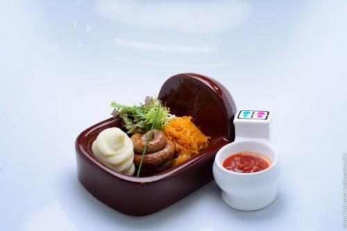 На Арбате появилось кафе с унитазами вместо тарелок. 02