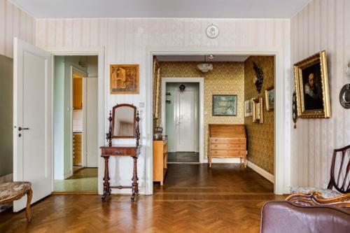 Это не старинный особняк, а обычная квартира. 04