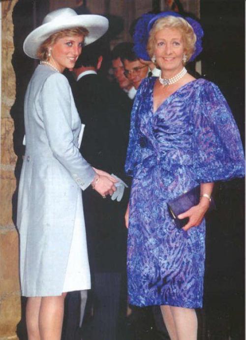 И все же Диана была совсем непохожа на ту хнычущую, погруженную в жалость к себе женщину, какой она предстает в звукозаписях и книгах. 03