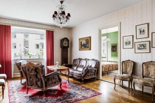 Это не старинный особняк, а обычная квартира. 03