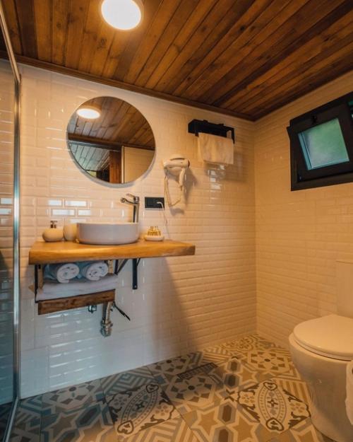 Небольшой модульный дом из контейнеров с простым тёплым интерьером из деревянных панелей, а находится он на берегу озера сапанджа в Турции. 04