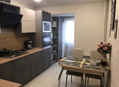 Чтоб место на лоджии не пропадало зря, во время ремонта решили присоединить её к кухне. 01