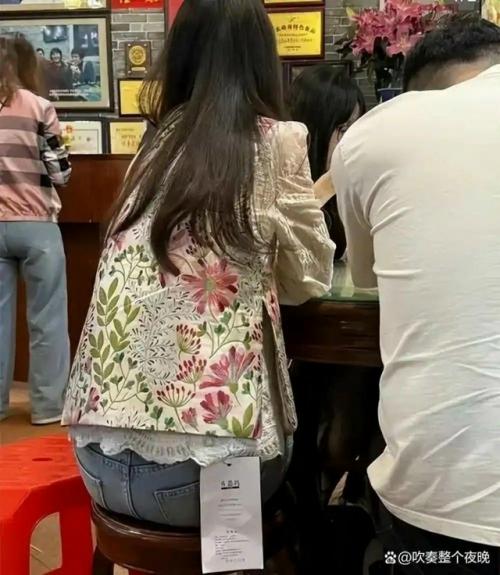 В магазинах Китая придумали новый трюк: на одежду вешают огромные бирки. 02