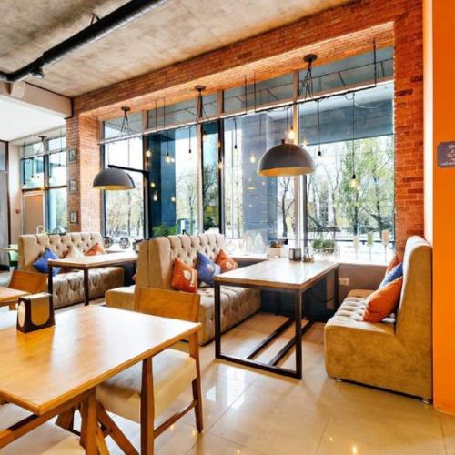 А в астане появляется все больше и больше заведений, готовых радовать клиентов уникальным интерьером и, конечно, вкусной кухней! 08