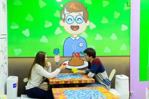 На Арбате появилось кафе с унитазами вместо тарелок. 03